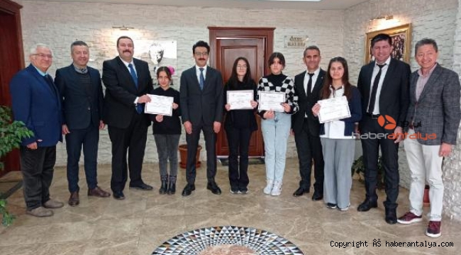 Başarılı öğrenciler ödüllendirildi