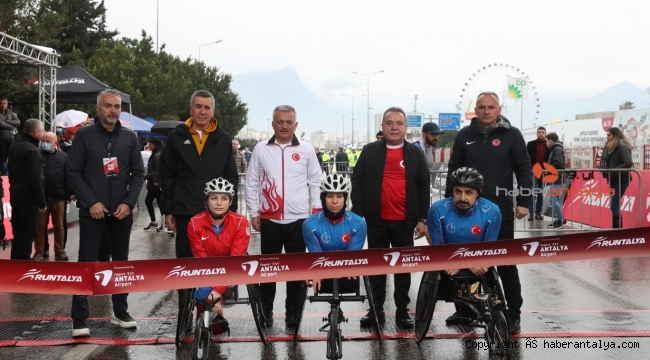 Başkan Böcek 17'nci Antalya Maratonu'na katıldı