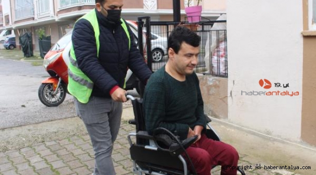 Büyükşehir'den engelli vatandaşa tekerlekli sandalye