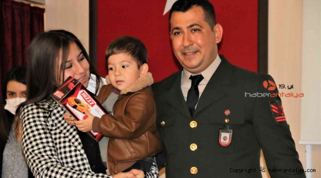 Devlet övünç madalyası almaya 2,5 yaşındaki oğlu ile geldi 