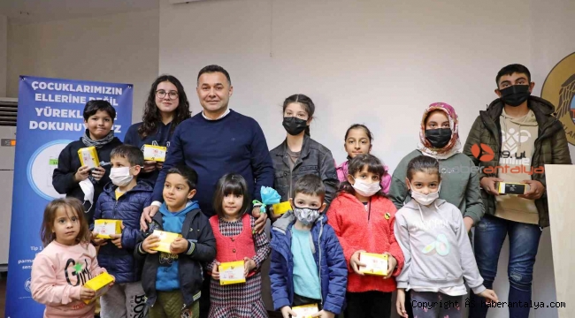Diyabetli çocuklara sensörlü glikoz ölçüm cihazı