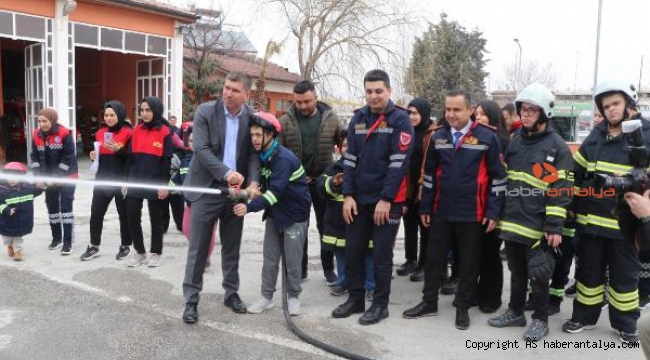 Down sendromlu çocuklar bir günlüğüne itfaiyeci oldu