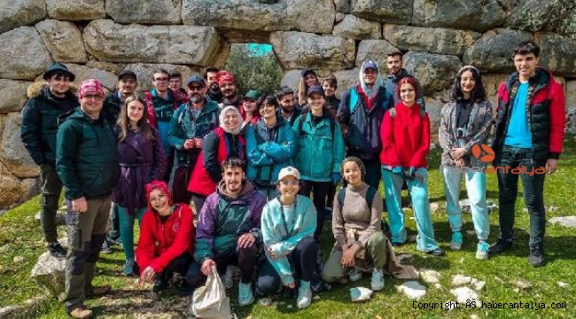 Gönüllüler Likya Yolu'nda temizlik yaptı