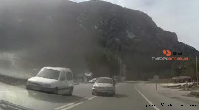 Hatalı sollama yapan sürücü jandarma aracına çarpıyordu !