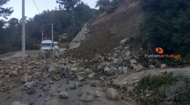 Heyelan yolu ulaşıma kapattı