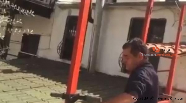 İş yerinin önüne bırakılan skuterleri spiralle kesti