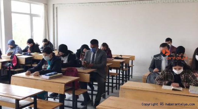 Kaymakam Özdemir, öğrencilerle kitap okudu