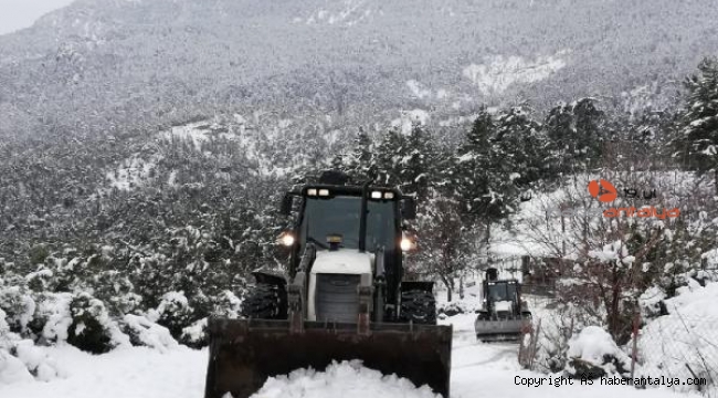 Kemer Belediyesi 2 kepçe ile yayla yollarında 