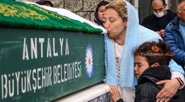 Mahra'nın annesi tabutunun başından ayrılamadı