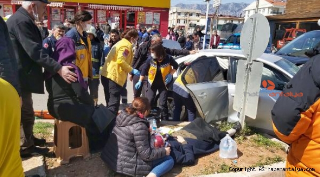 Minibüs otomobile çarptı: 3 yaralı