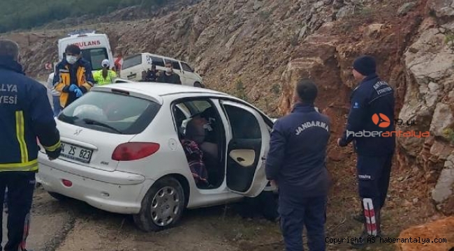 Otomobil kayalığa çarptı: 2 yaralı