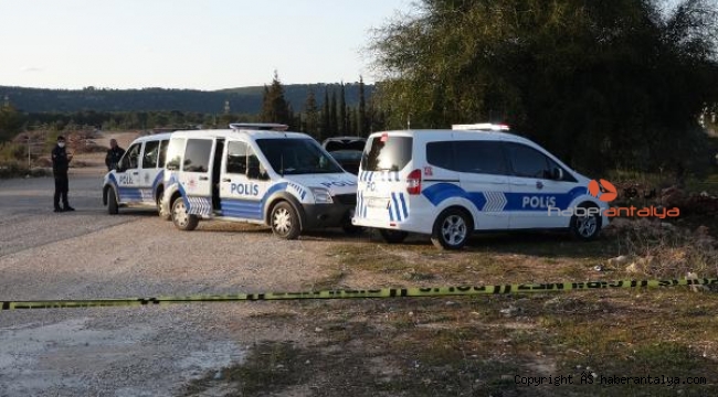 Polis araçlarıyla kapatılan otomobilin içinden ceset çıktı 