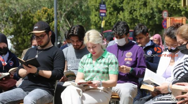 Rektör Özkan öğrencilerle kitap okuma etkinliğinde buluştu