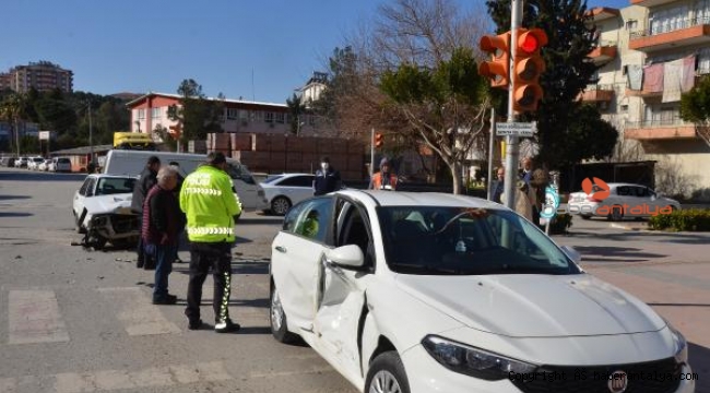 Serik'te trafik kazası: 3 yaralı