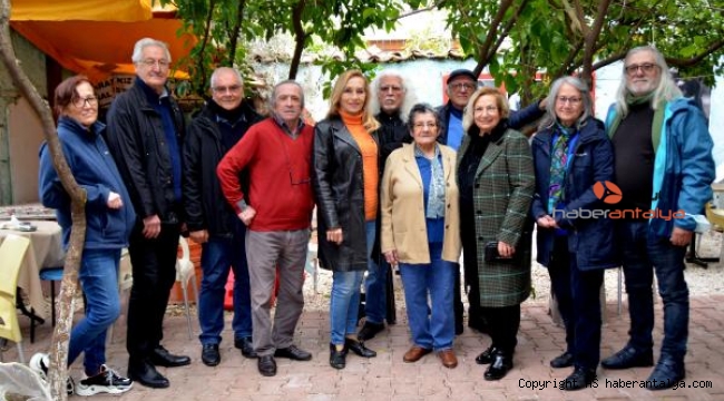 Sıra arkadaşları 52 yıl sonra buluştu