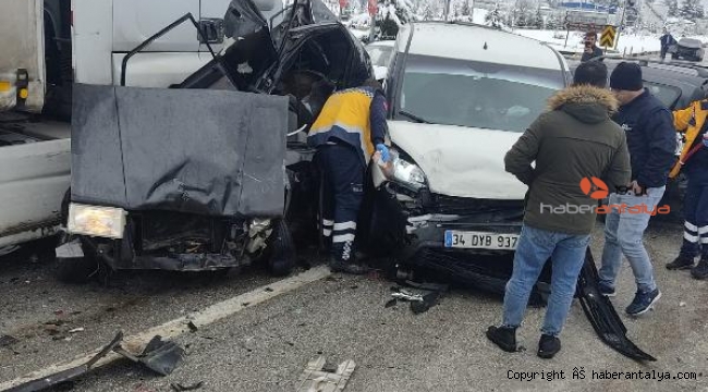 TIR, kırmızı ışıkta bekleyen 5 araca daldı: 1 ölü, 11 yaralı !