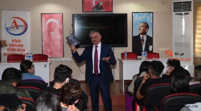 Vali Yazıcı'dan 30 bin öğretmene kitap hediye