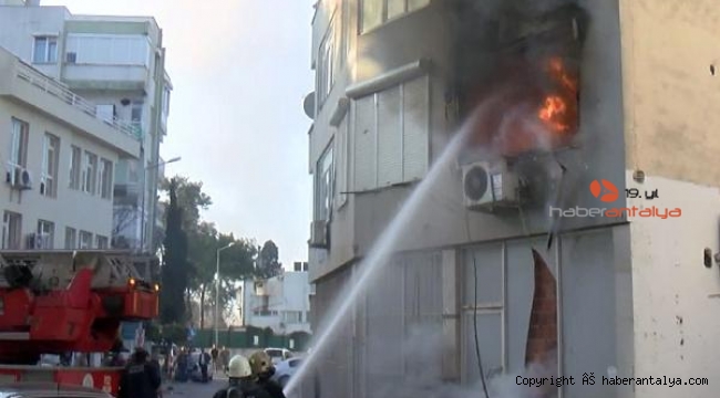 Yangında mahsur kalan 3 kişiyi itfaiye kurtardı