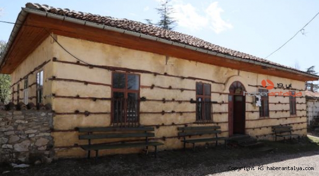 150 yıllık düğmeli ilkokul orijinalliğiyle ilgi çekiyor