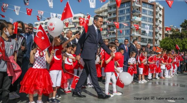 23 Nisan coşkusu Cam Piramit'te
