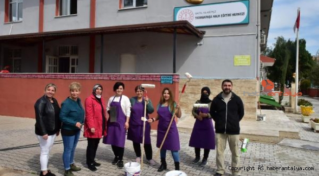AKMEK kursunu bitiren kadınlar, duvar boyadı