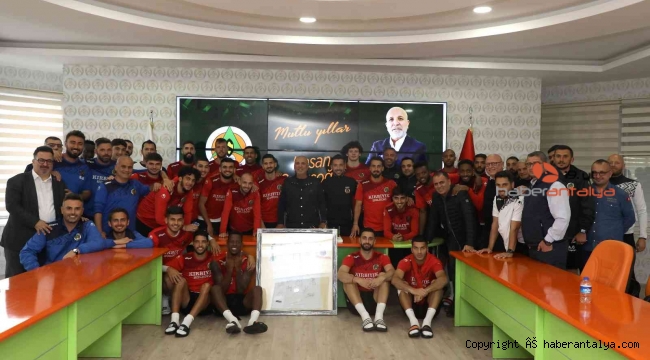 Alanyaspor, Başkan Çavuşoğlu'nun doğum gününü kutladı