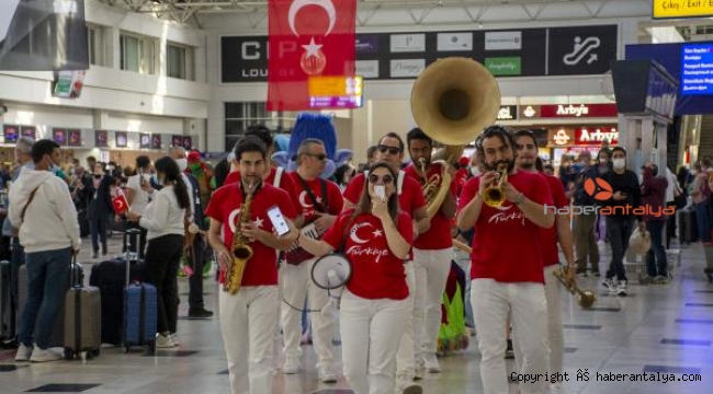 Antalya Havalimanı'nda 23 Nisan coşkusu