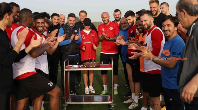 Antalyapor'da neşeli idman, doğum günü kutlandı 
