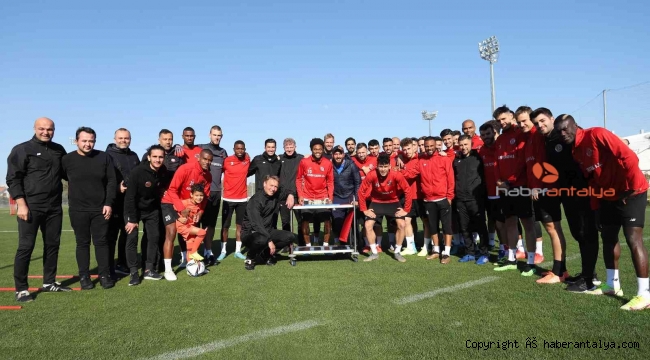 Antalyaspor'da yıldız futbolcu Luiz Adriano'nun doğum günü kutlandı