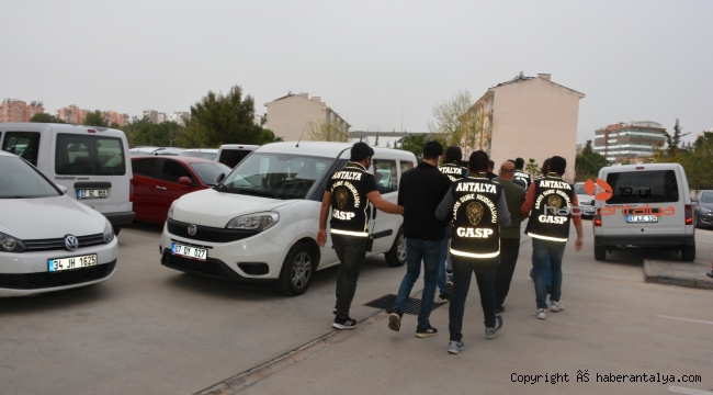 Aracı "polis" diye durdurup, eşyalarını yağmaladılar !