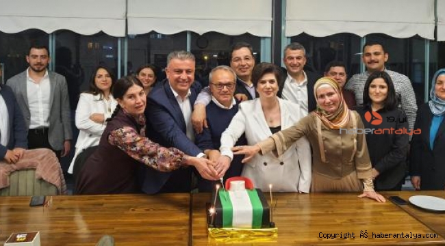 Avukatlar Günü'nü pasta keserek kutladılar