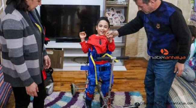 Babasının borularla hazırladığı düzenekte yürümeye çalışan Efe'nin cihazları alındı