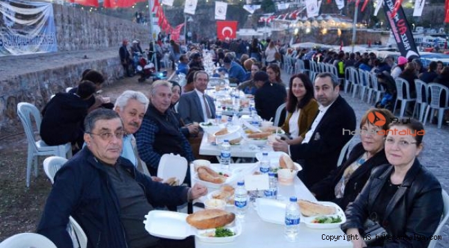 Balıkçılardan ekmek arası uskumruyla iftar