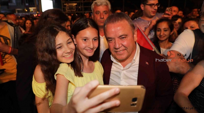 Başkan Böcek'ten 'Askıda Bilet' kampanyasına destek