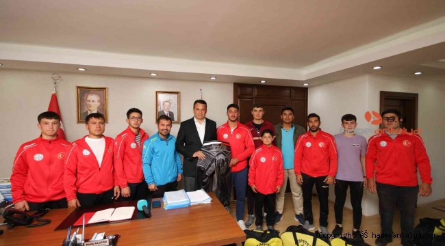 Başkan Ulutaş'tan güreşçilere kispet