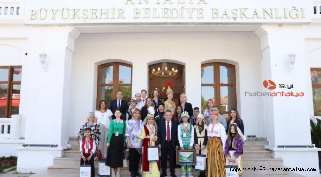 Dünya çocukları Başkan Böcek'i ziyaret etti