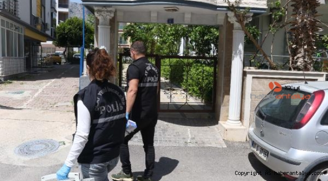Emekli İngilizce öğretmeni evinde ölü bulundu