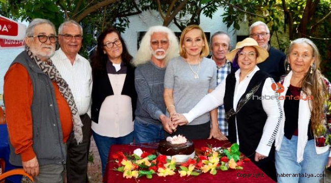 Eski mezunlar 52 yıl sonra ikinci kez buluştu 