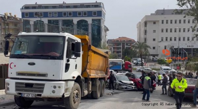 Freni boşalan sürücüsüz kamyon ortalığı birbirine kattı ! 8 otomobile çarptı