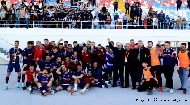 Futbolcular ligden düşmemeyi kutladılar