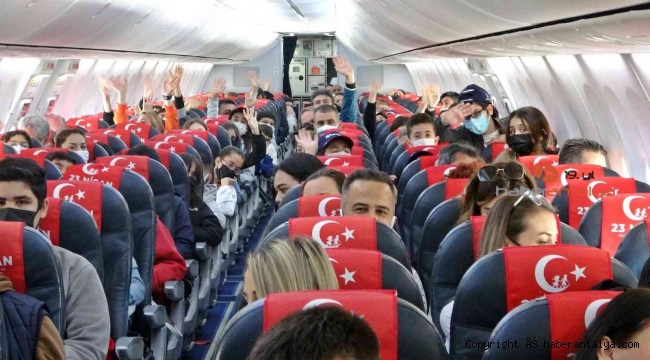 İlk defa uçak yolculuğu yapan çocuklar, Çanakkale gezisi ve Solo Türk gösterisiyle bayramlarını erken yaşadı