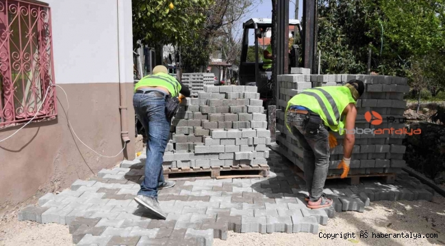 İş makinalarının giremediği sokaklara parke taşı