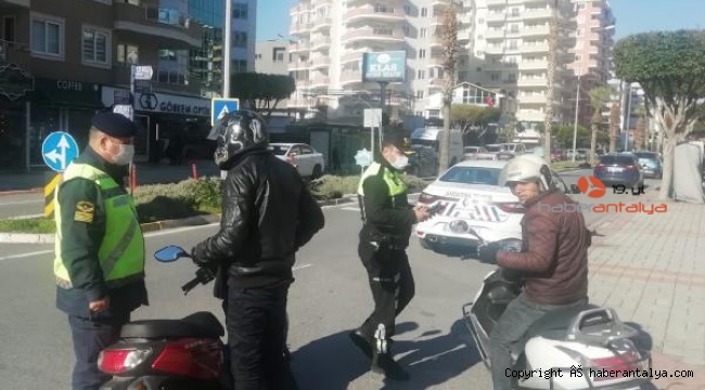 Jandarmadan motosiklet ve kask denetimi