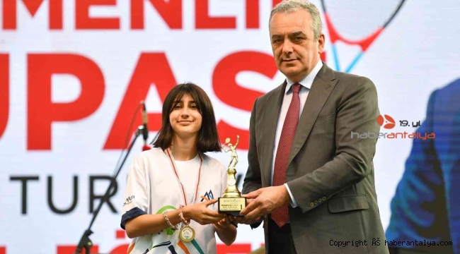 Kadın tenisçi rakip tanımadı