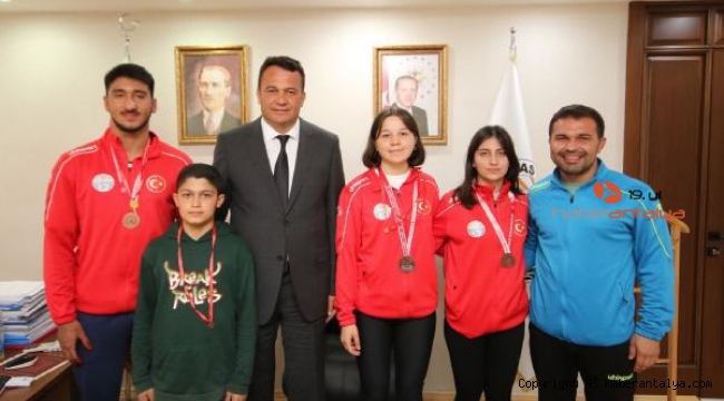 Kaş Belediye Başkanı Ulutaş'a güreşçilerden ziyaret