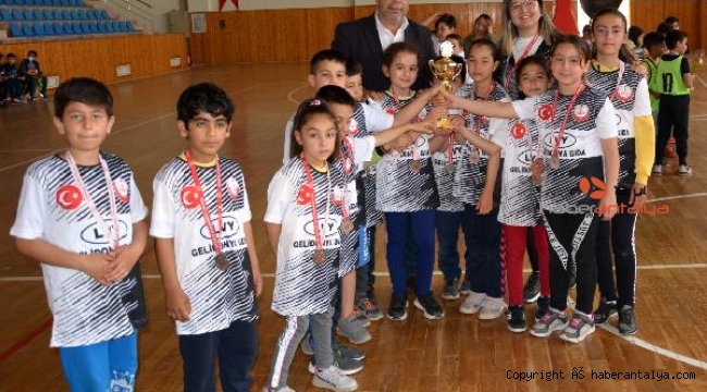 Kumluca'da çocuk oyunları şenliği yapıldı