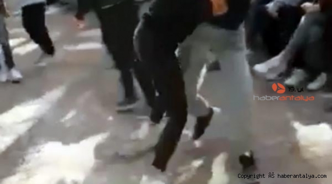 Liselilerin saç saça baş başa kavgasını çekirdek yiyerek izlediler 