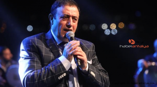 Mahmut Tuncer türkü ve esprileriyle coşturdu