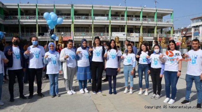 Mavi balonlar otizme farkındalık için havalandı