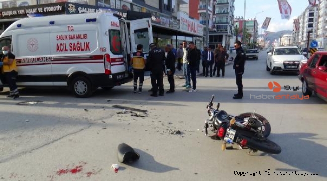 Motosiklet otomobile girdi, yerler kanla boyandı